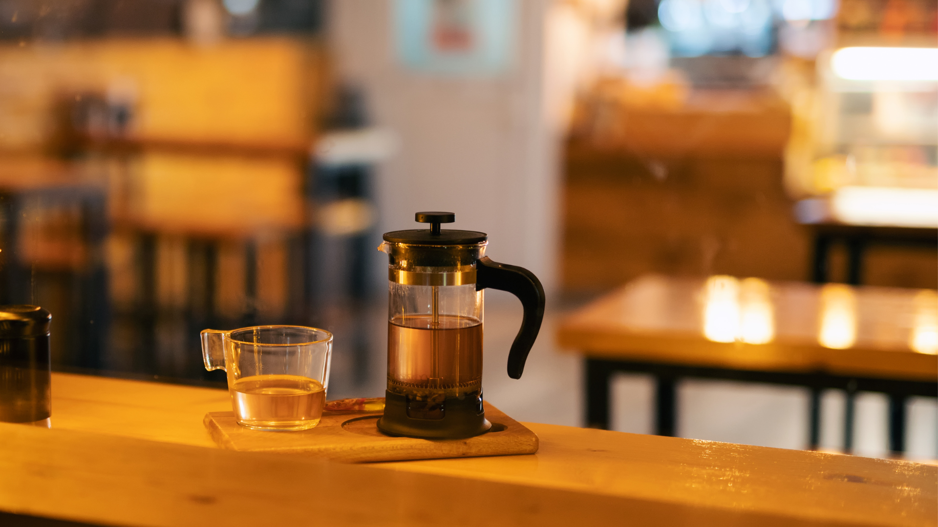 [Imagem de uma prensa francesa com café]